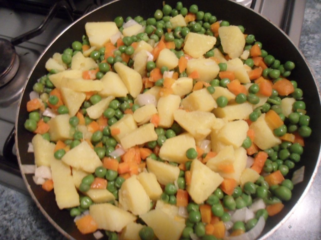 Rulada de carne tocata cu spanac si rosii cu garnitura de legume sote