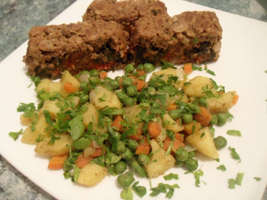 Rulada de carne tocata cu spanac si rosii cu garnitura de legume sote