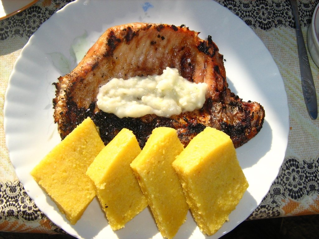 Crap la gratar cu sos de iaurt si usturoi