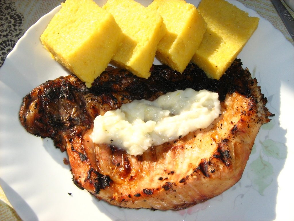 Crap la gratar cu sos de iaurt si usturoi