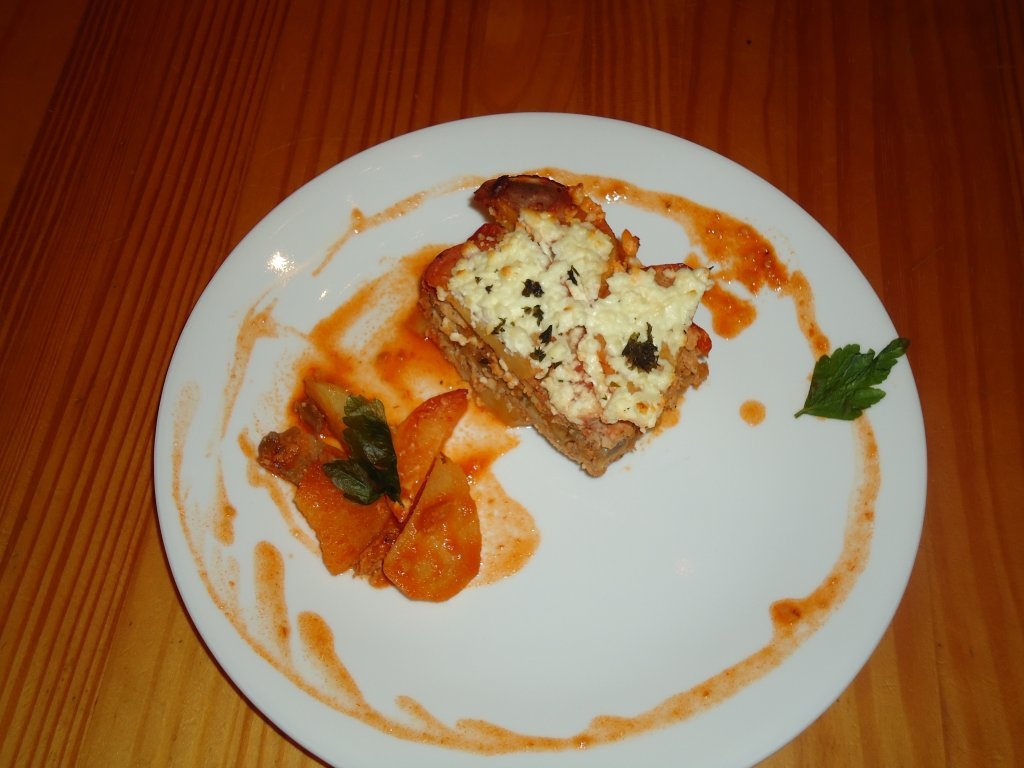 Moussaka de cartofi, carne tocata din piept de pui, vinete si branza de oi