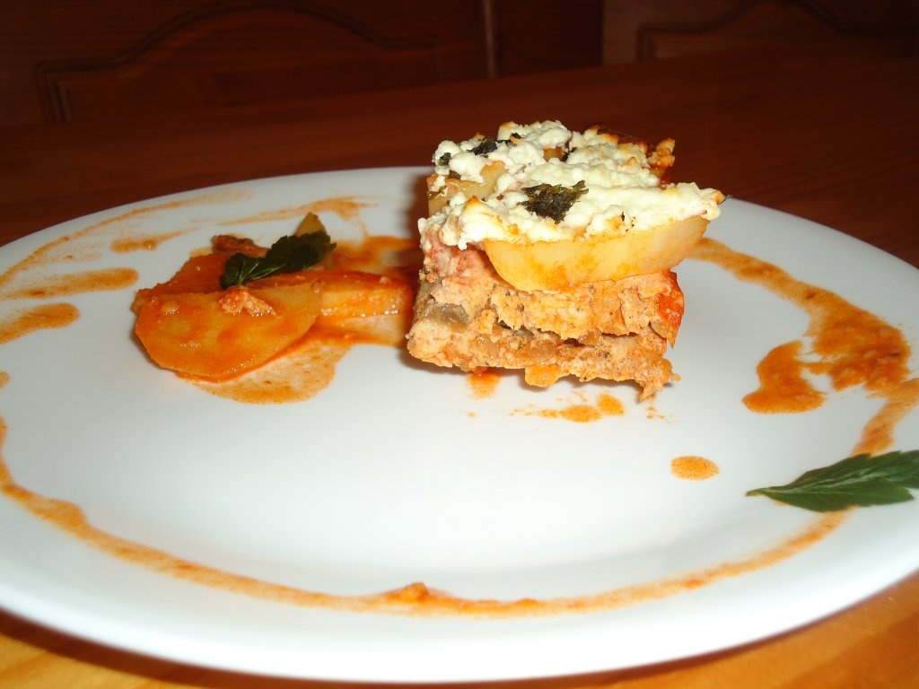Moussaka de cartofi, carne tocata din piept de pui, vinete si branza de oi
