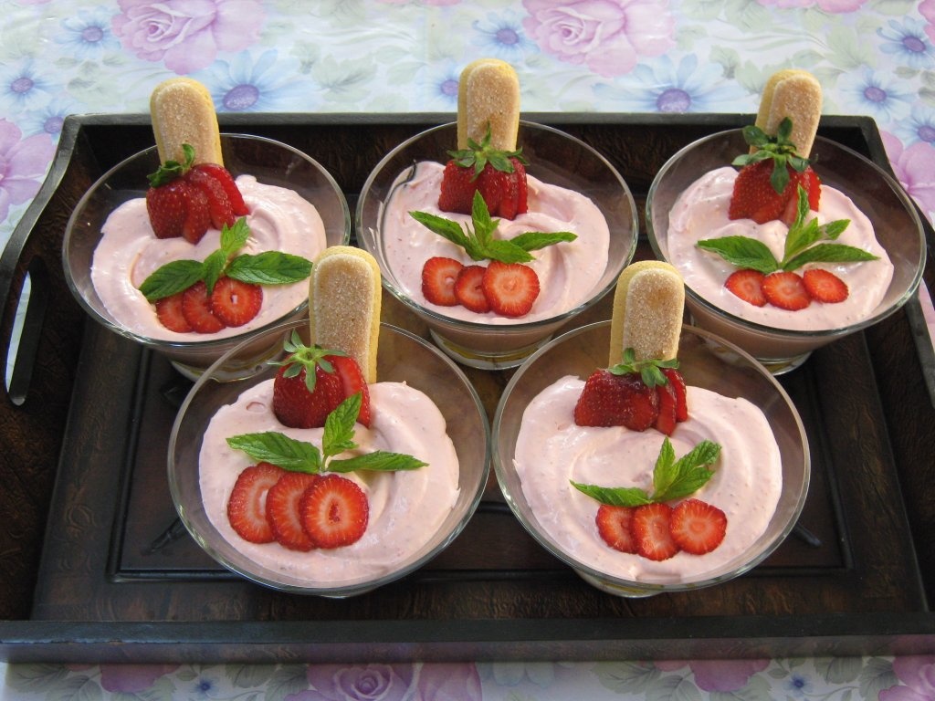 Desert cu spuma de capsuni