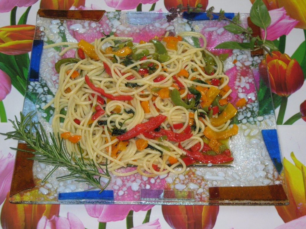 Spaghete cu ardei de 3 culori