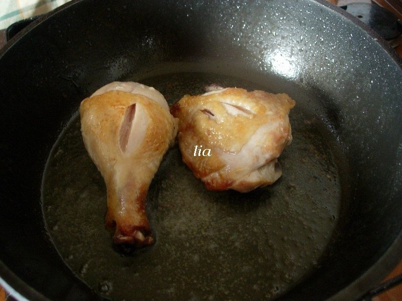 Pulpe de pui, pe pat de legume cu leurda