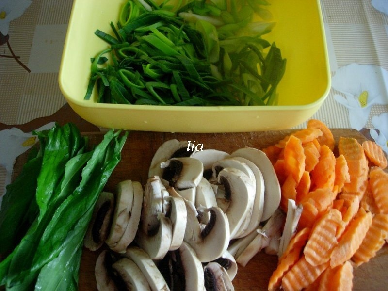 Pulpe de pui, pe pat de legume cu leurda