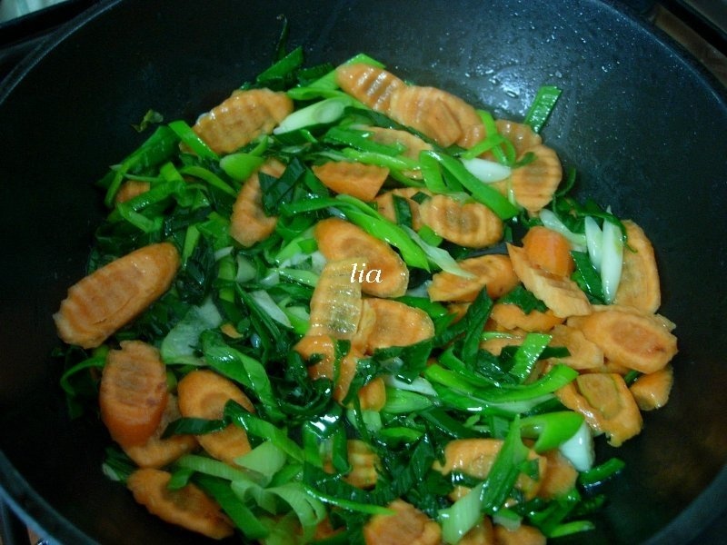 Pulpe de pui, pe pat de legume cu leurda