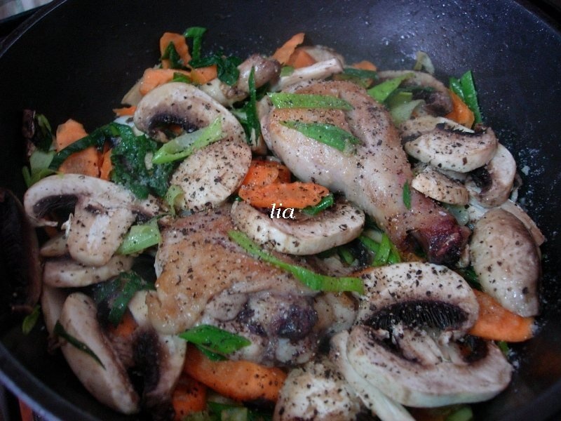 Pulpe de pui, pe pat de legume cu leurda