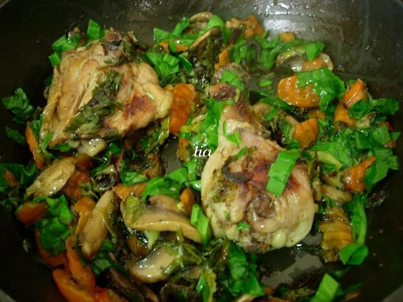 Pulpe de pui, pe pat de legume cu leurda