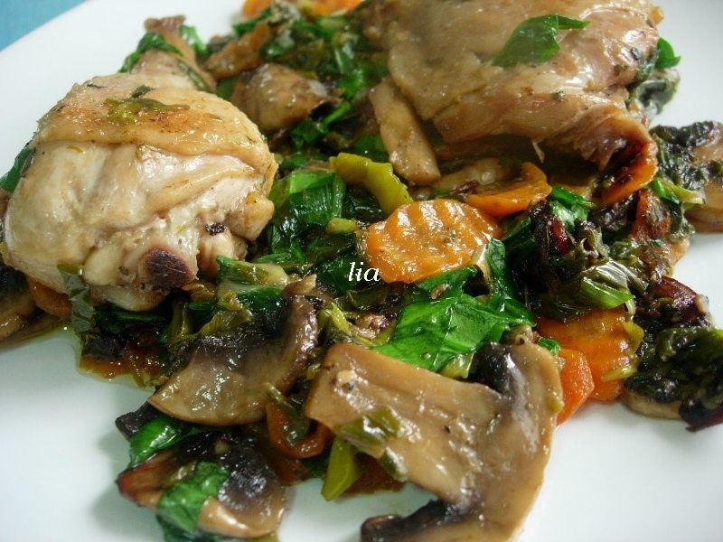 Pulpe de pui, pe pat de legume cu leurda