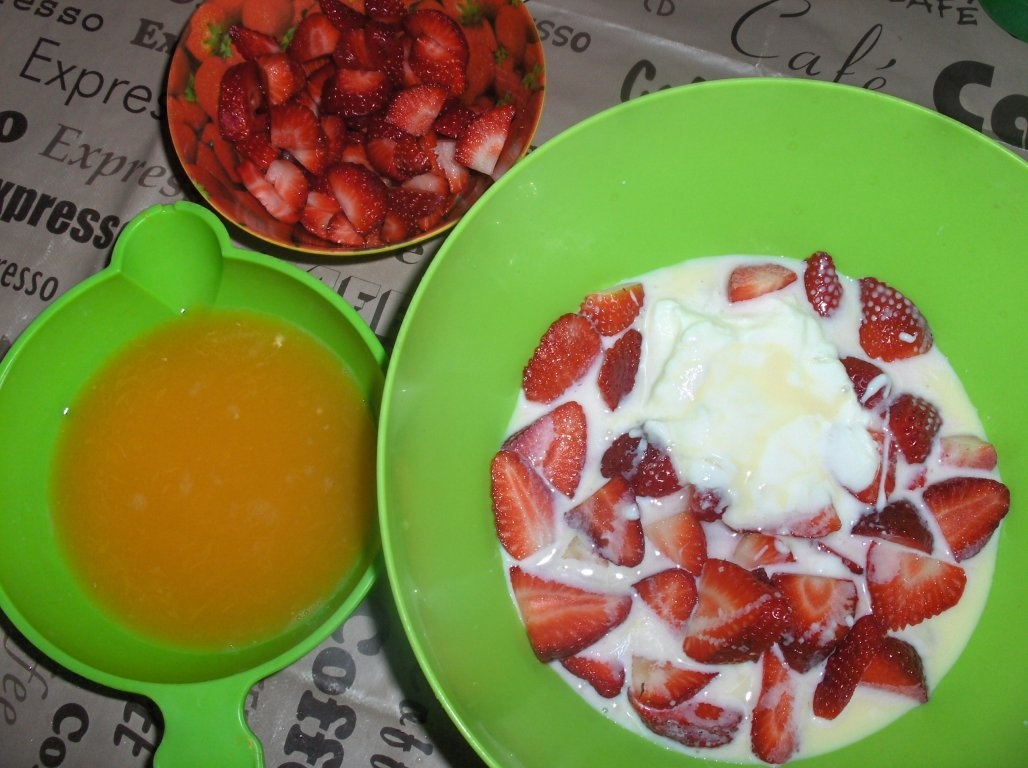 Tort de Lapte Condensat , Cãpsuni si Nucã de Cocos