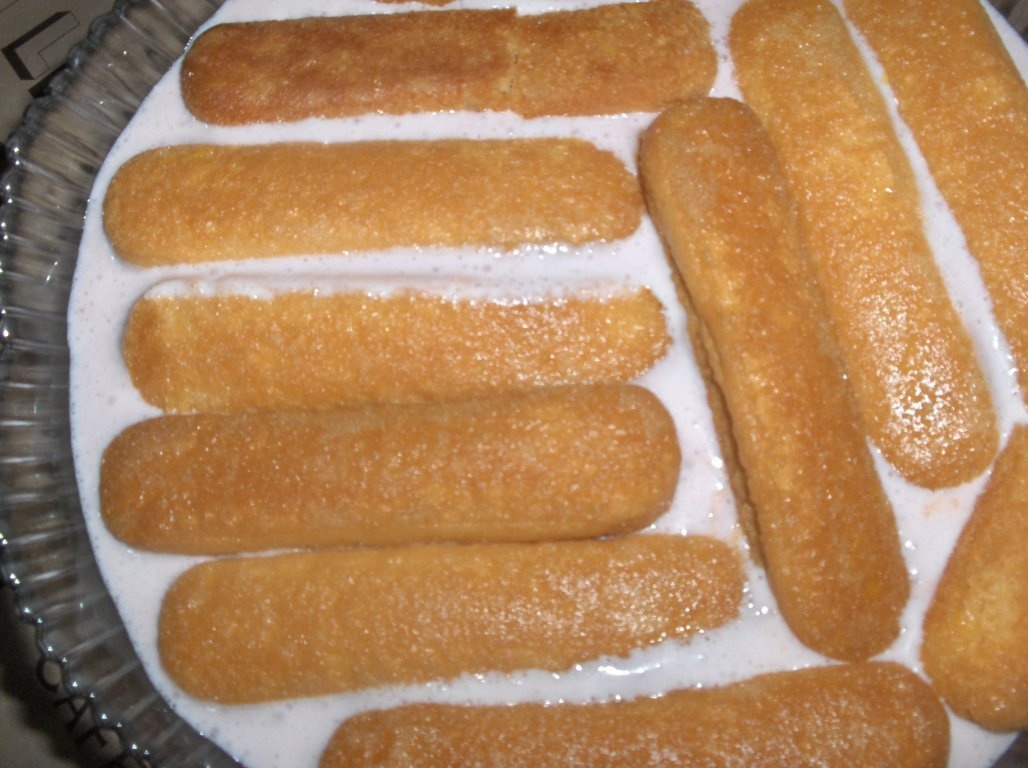 Tort de Lapte Condensat , Cãpsuni si Nucã de Cocos