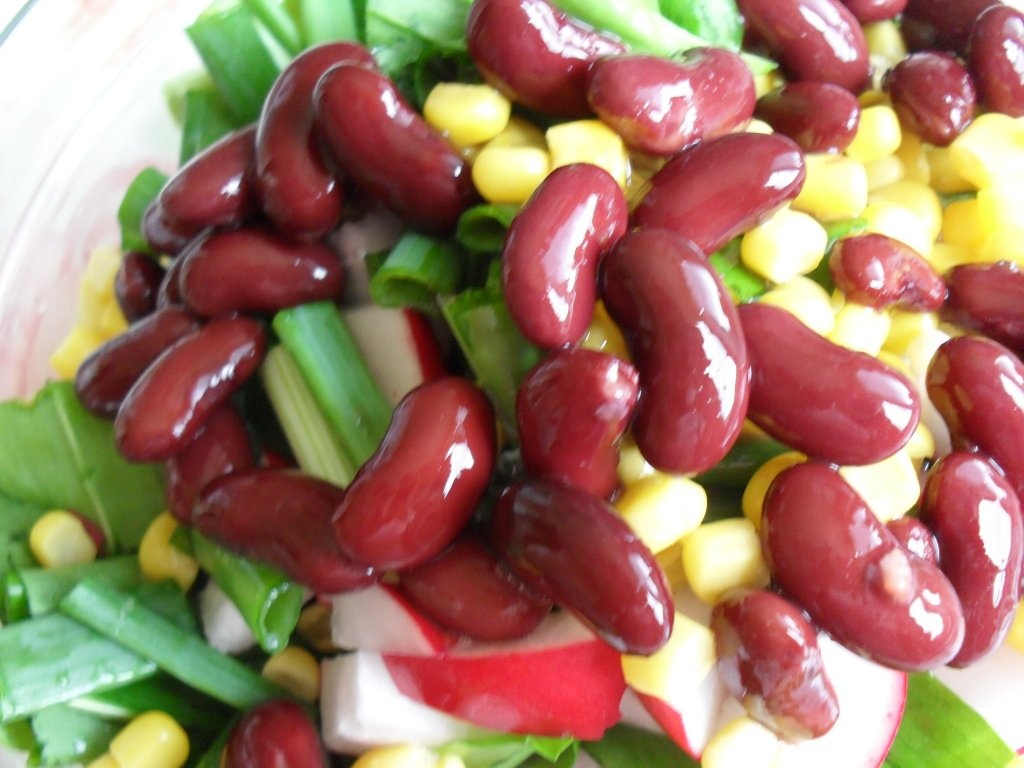 Salata de leurda cu fasole rosie si porumb