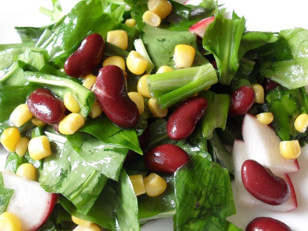 Salata de leurda cu fasole rosie si porumb