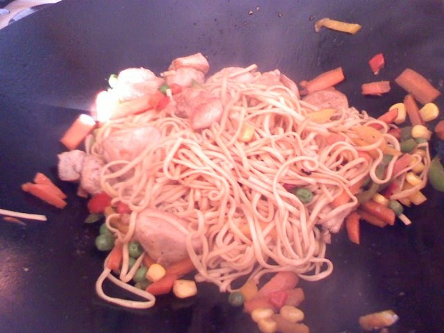 Noodles cu pui si legume