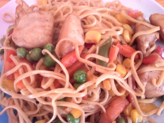 Noodles cu pui si legume