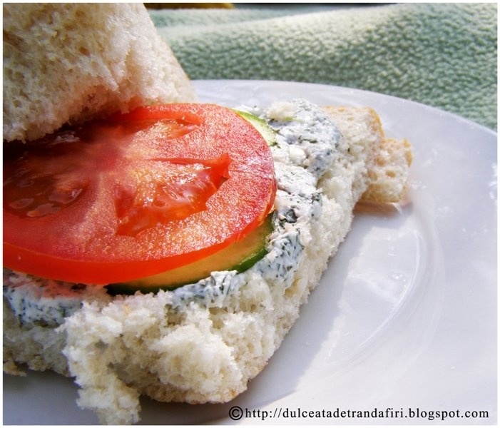 Sandwich-uri cu branza si verdeturi