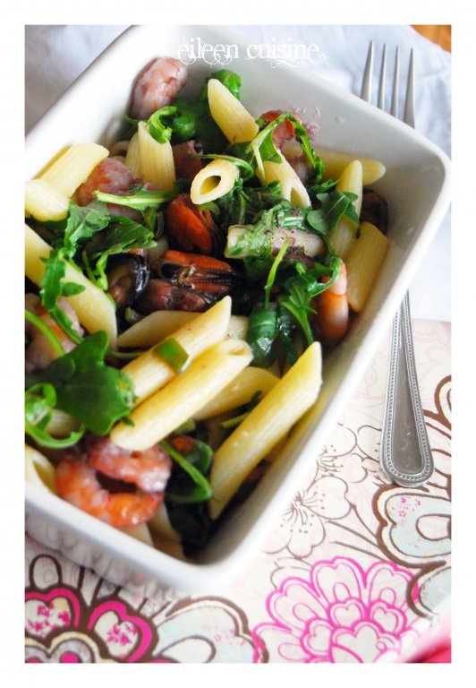 Penne cu creveti si scoici trase in vin