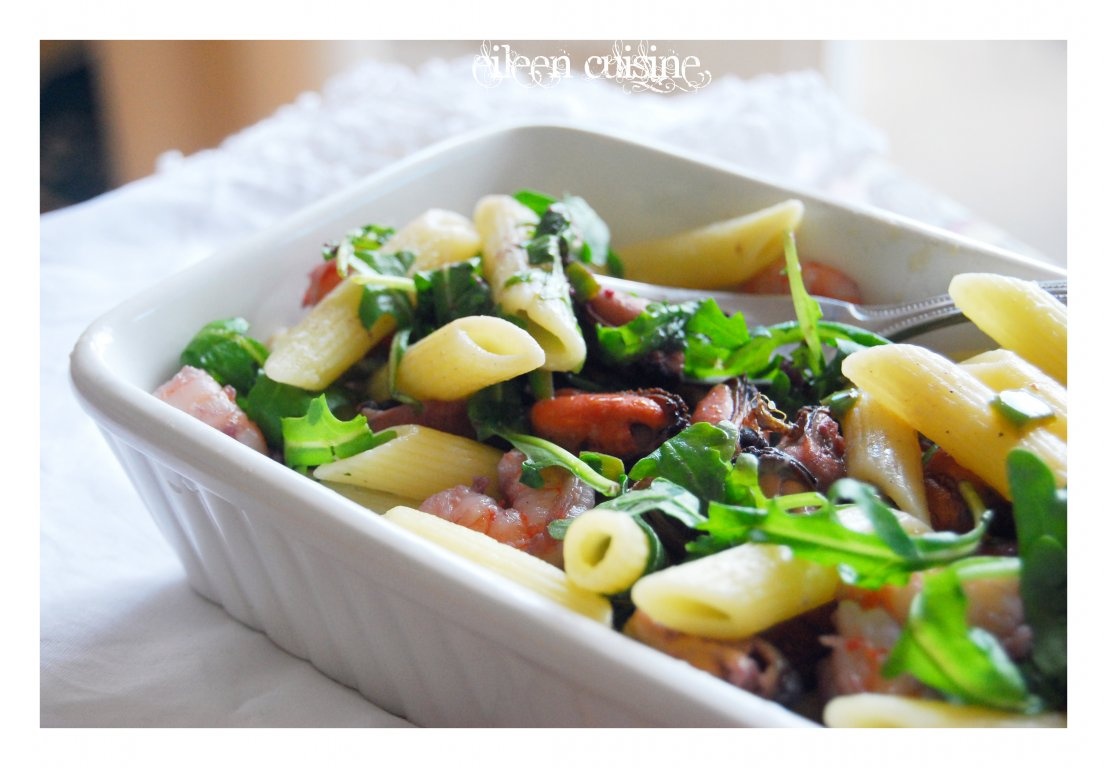 Penne cu creveti si scoici trase in vin