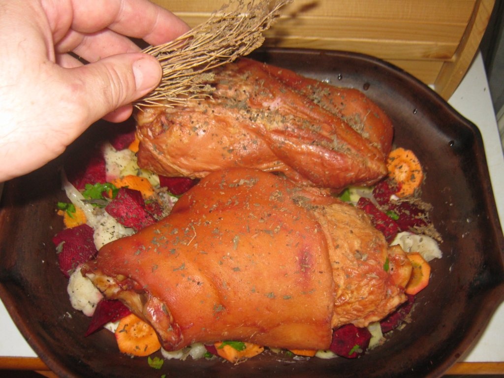 Ciolan afumat pe pat de legume