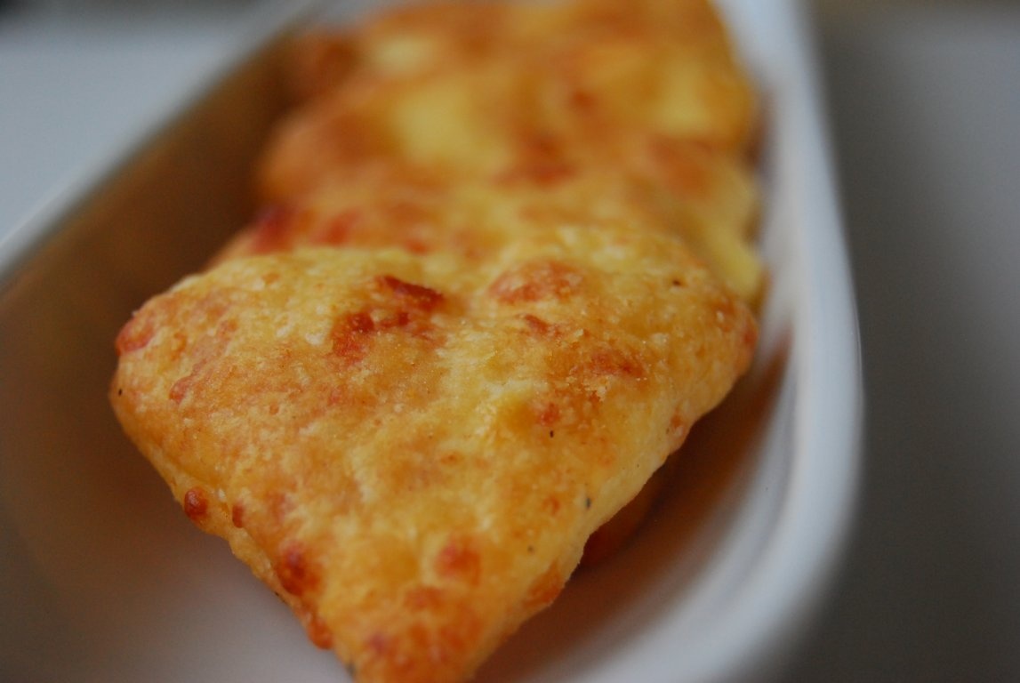 Biscuiti din parmezan si chilli