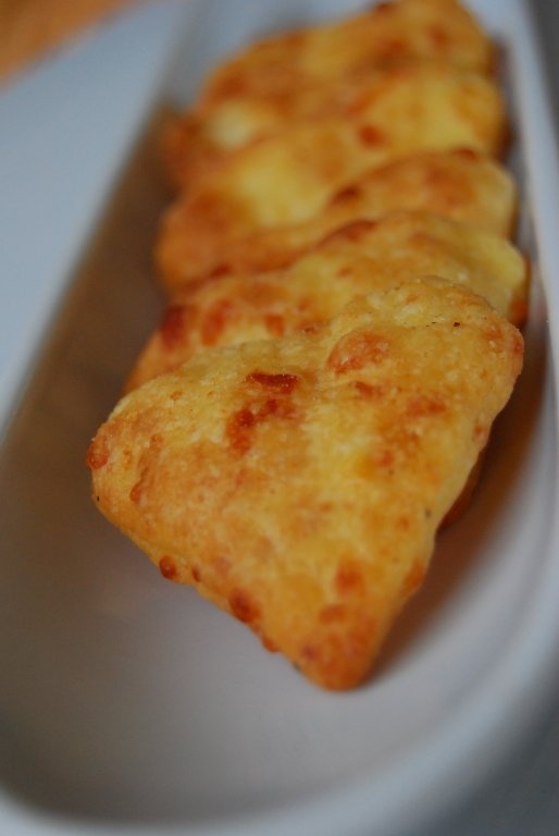 Biscuiti din parmezan si chilli