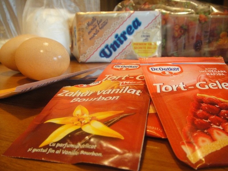 Tarta cu capsuni si caise