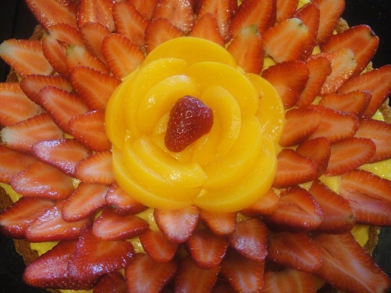 Tarta cu capsuni si caise