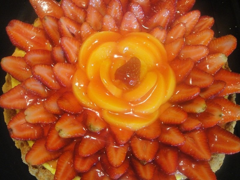 Tarta cu capsuni si caise