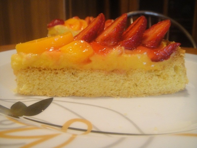 Tarta cu capsuni si caise