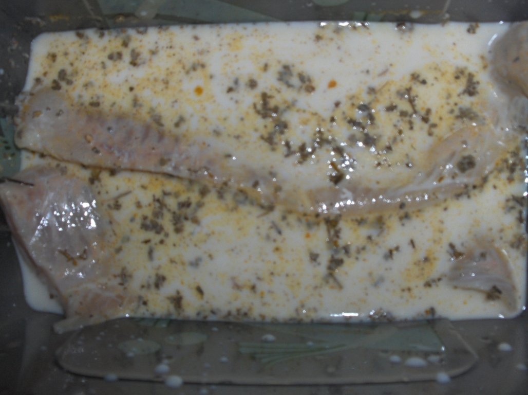 Filete de Pescada  marinate în lapte cu Salvie
