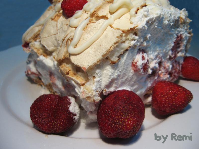 Ruladă de bezea cu căpşuni