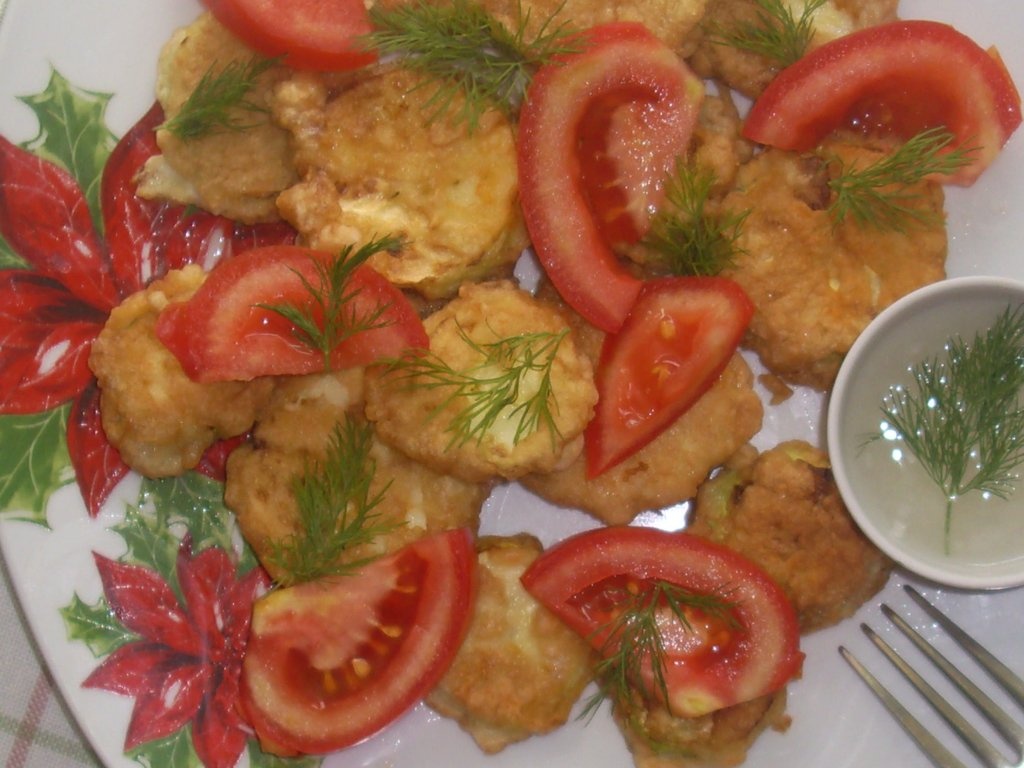 Dovlecei prajiti cu ou, rosii si usturoi