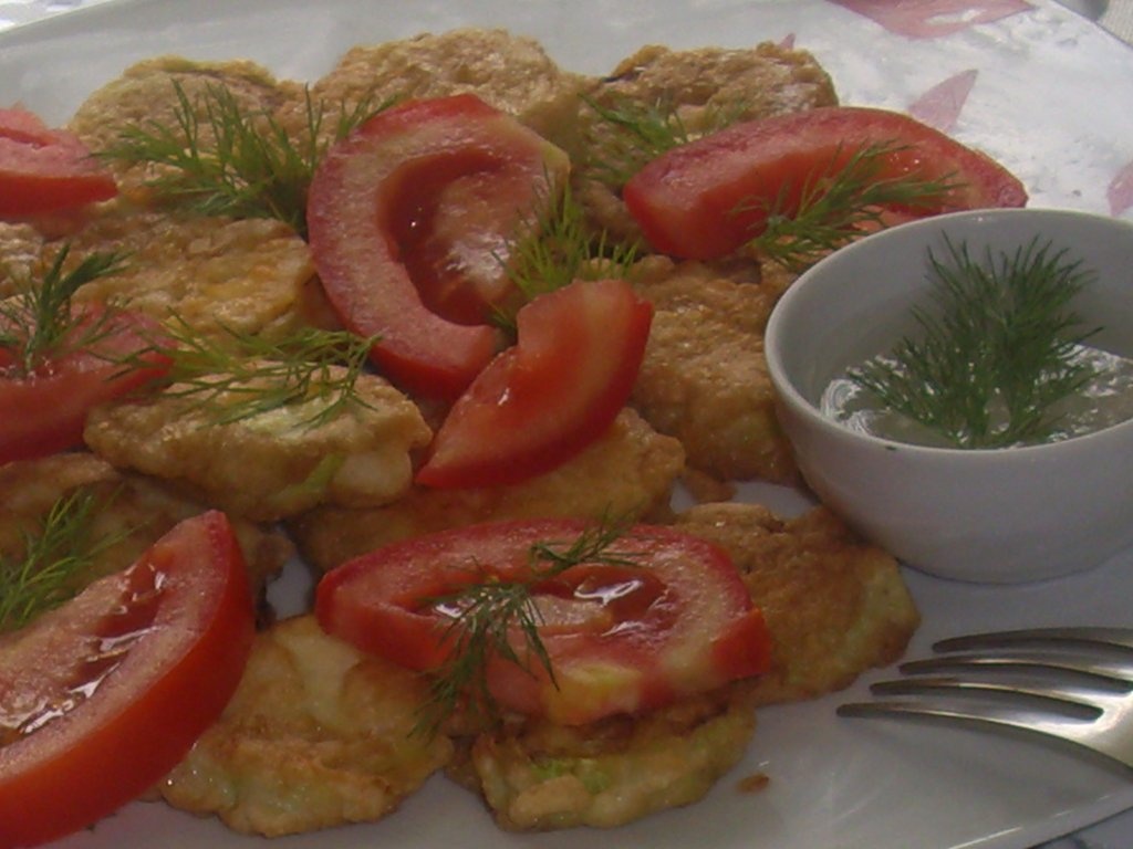 Dovlecei prajiti cu ou, rosii si usturoi