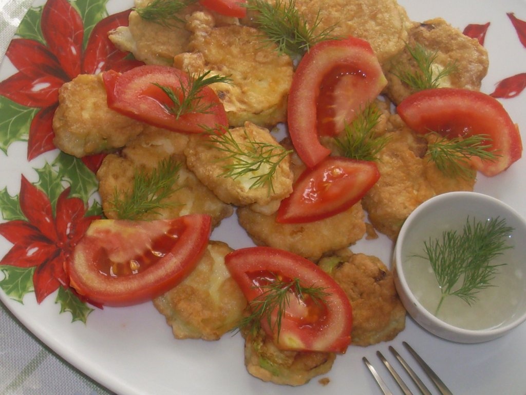 Dovlecei prajiti cu ou, rosii si usturoi