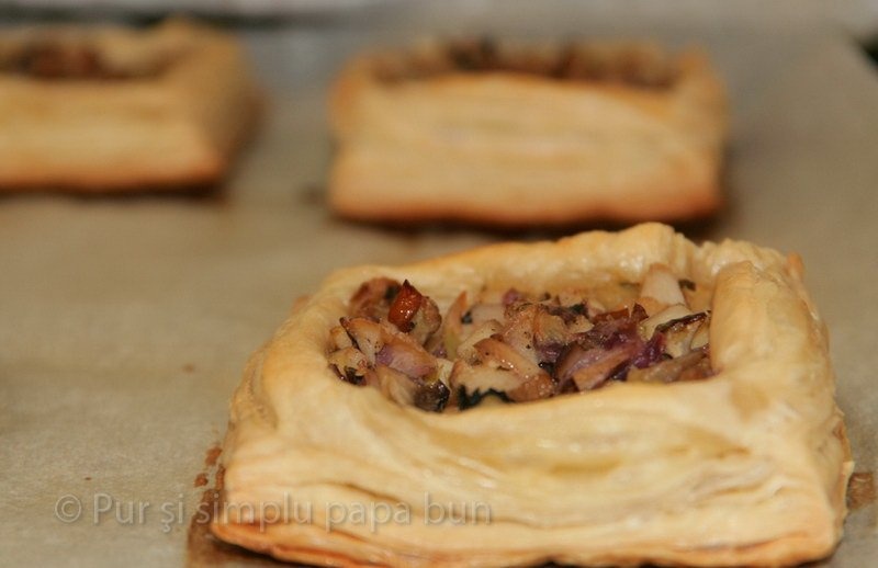 Pateuri cu ciuperci, cașcaval și ceapă caramelizată