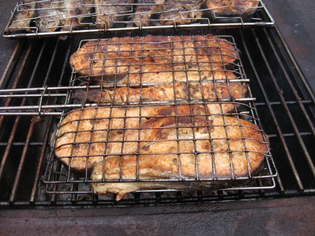 Somon si pastrav la gratar