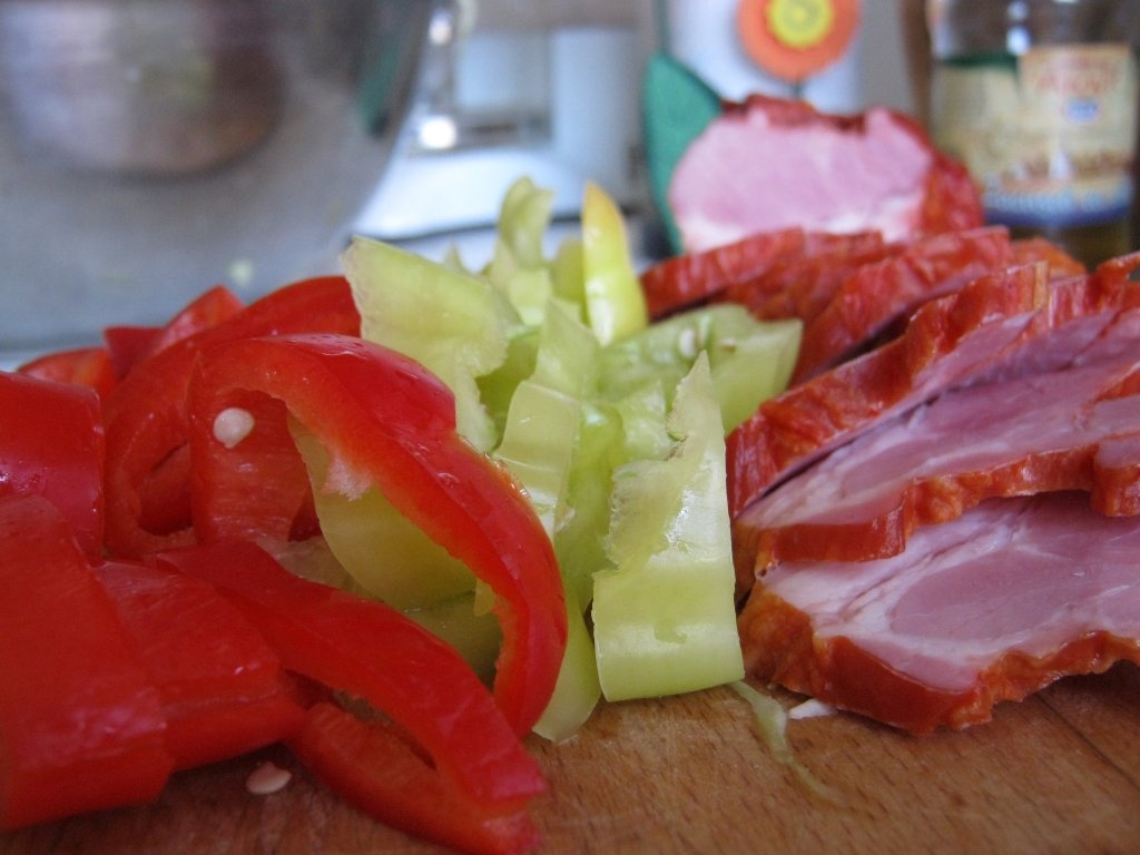 Varză înăbuşită cu ardei şi costiţă