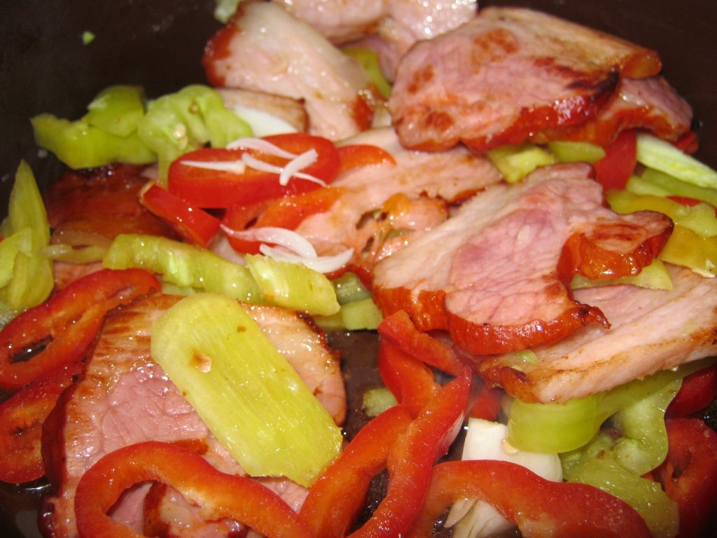 Varză înăbuşită cu ardei şi costiţă