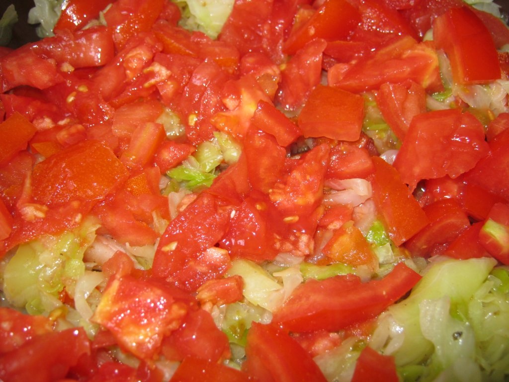 Varză înăbuşită cu ardei şi costiţă