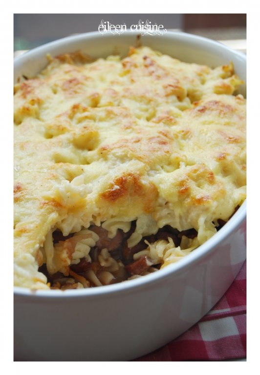 Spaghete gratinate cu spanac si carnati