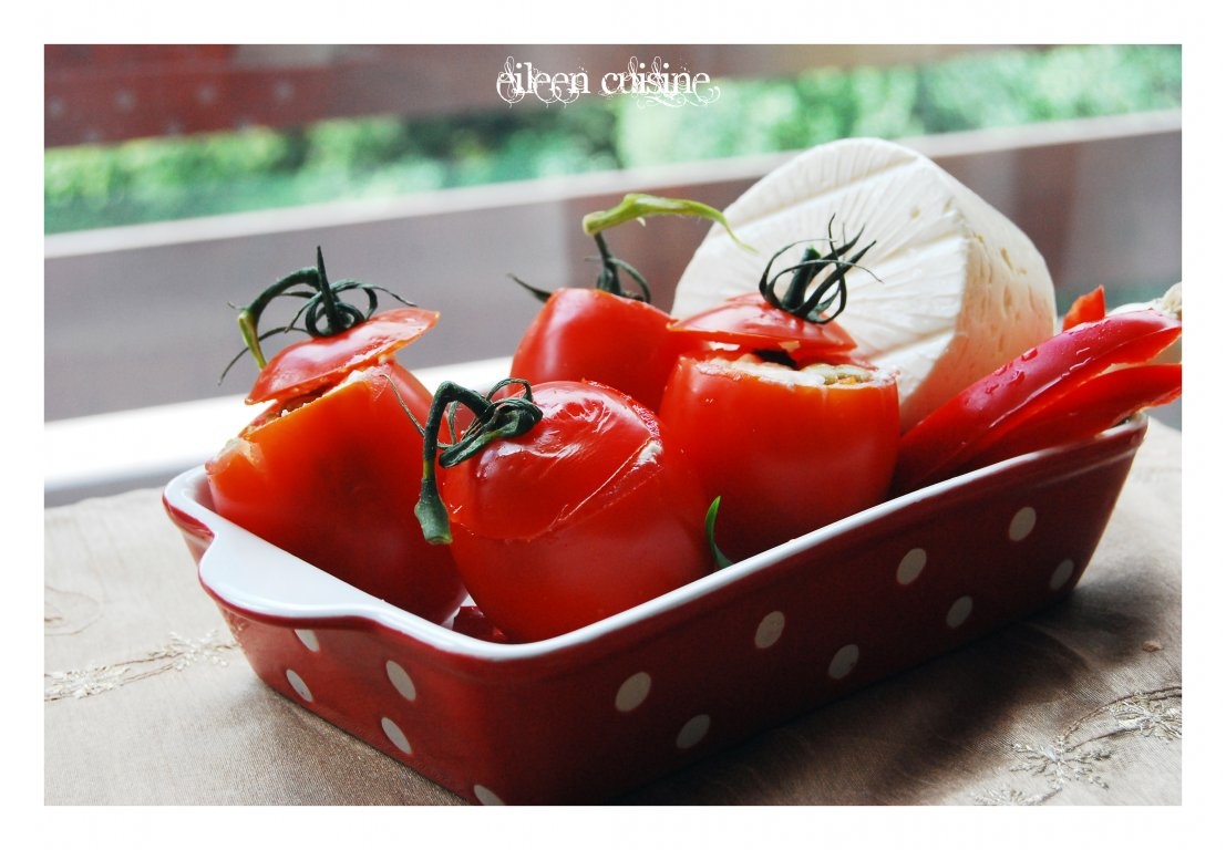 Rosii umplute cu salata greceasca