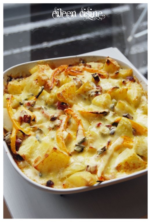 Cartofi cu ceapa verde, sunca si cheddar