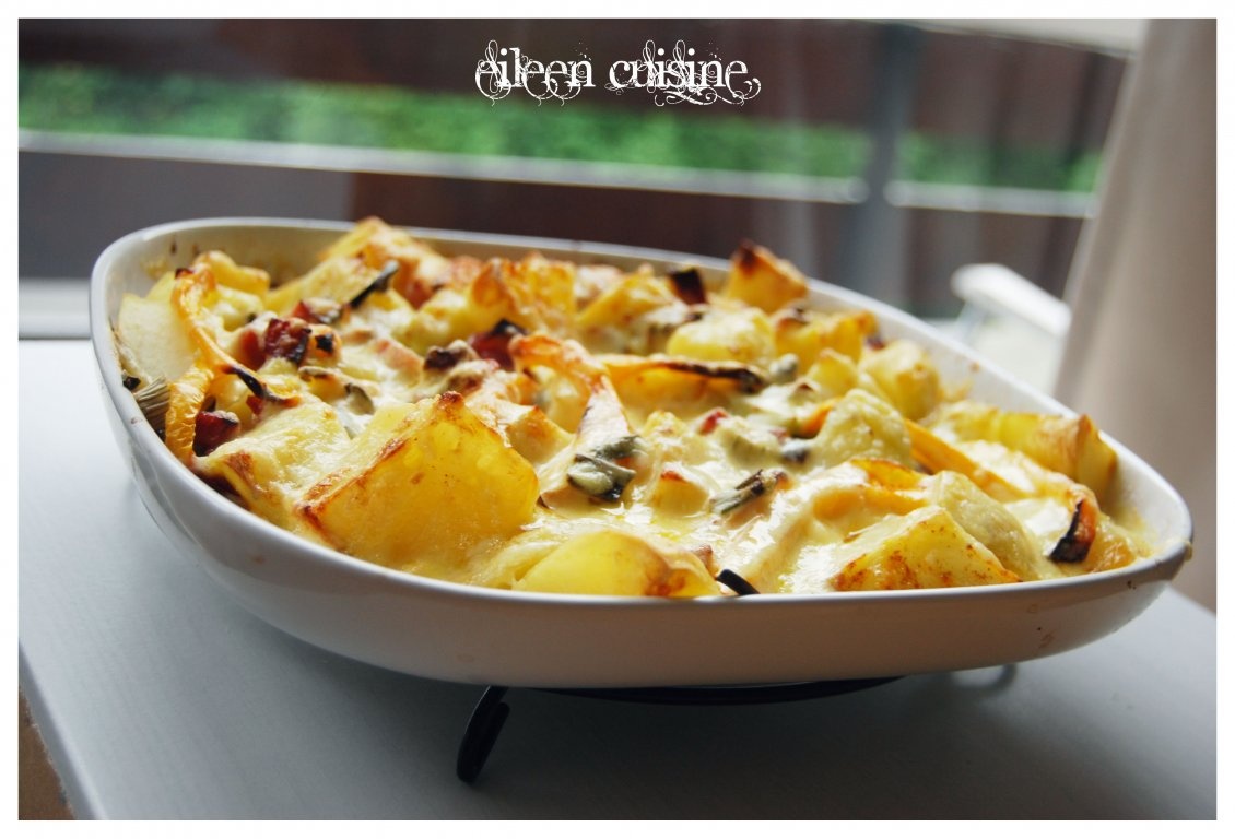 Cartofi cu ceapa verde, sunca si cheddar