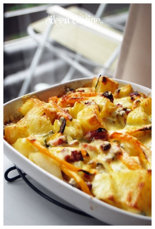 Cartofi cu ceapa verde, sunca si cheddar