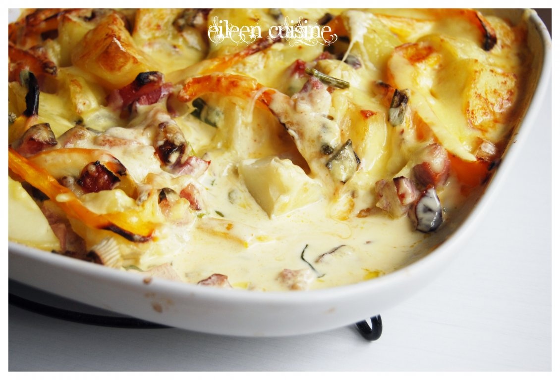 Cartofi cu ceapa verde, sunca si cheddar