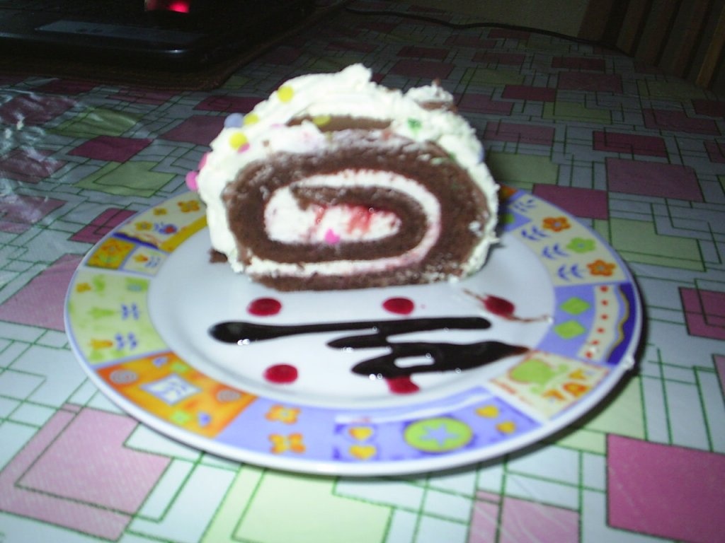 Rulada de ciocolata cu gem de capsuni si frisca