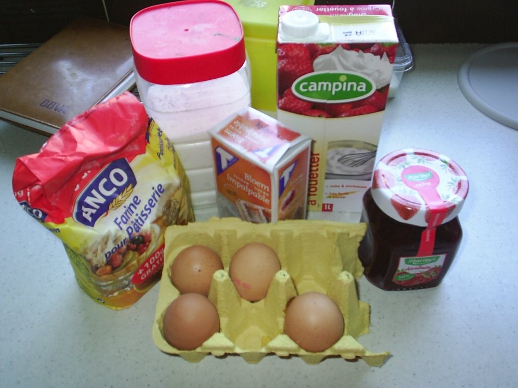 Rulada de ciocolata cu gem de capsuni si frisca