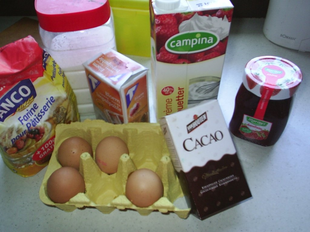 Rulada de ciocolata cu gem de capsuni si frisca