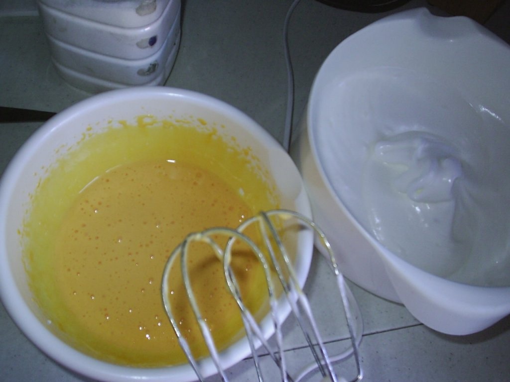 Rulada de ciocolata cu gem de capsuni si frisca